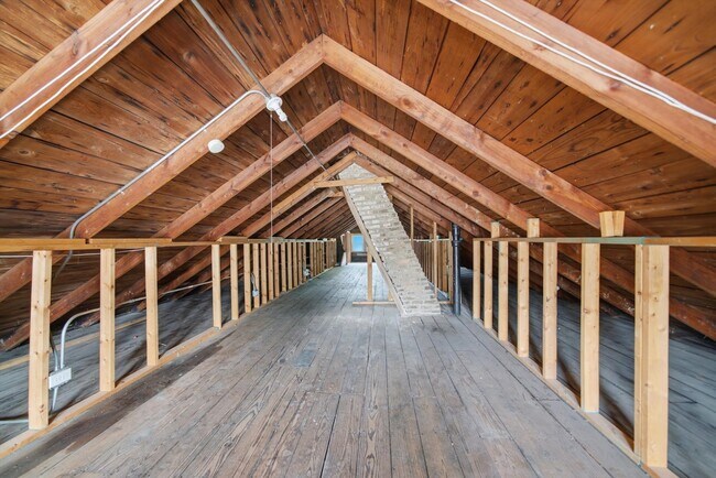 Building Photo - 2240 Highland Ave
