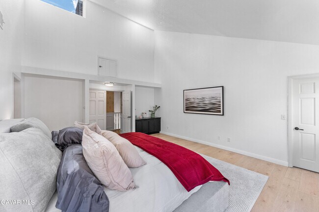 Building Photo - 5641 Hickory St