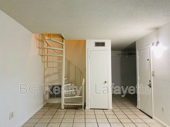 Building Photo - 302 Pillette Rd