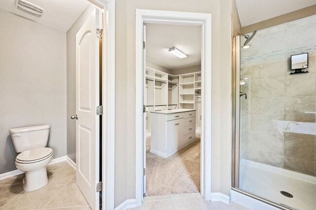 Building Photo - AVAILABLE IN MAY!  Stunning, like-new 4 bedroom, 4 bath home with large fenced yard!