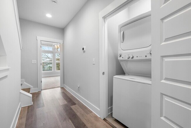 Building Photo - 644 W End Dr