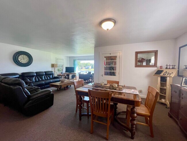 Building Photo - 7087 Bergstrom Dr