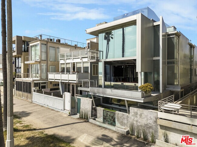 Building Photo - 2911 Ocean Front Walk