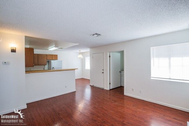 Building Photo - Beautifully Updated 2Bdm 1Ba Unit in a Gated Community