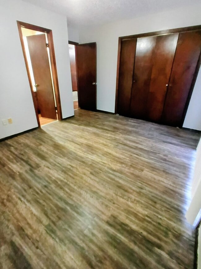 Building Photo - 3 bed, 2 bath - Carl Albert Schools!