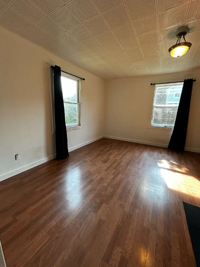 Building Photo - 503.5 S Almon St