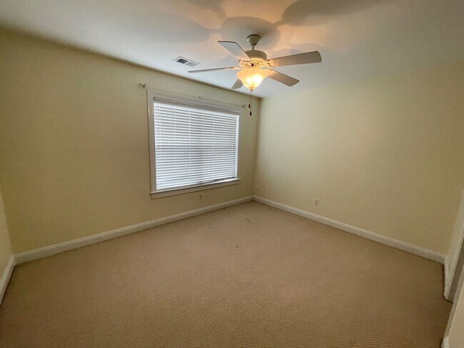 Building Photo - Nice Home located in Rosewood area and clo...
