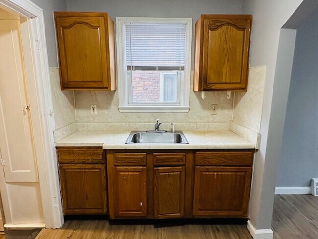 Building Photo - 3 Bedroom 1 Bath For Lease -Section 8 Ready Call 313-429-3244