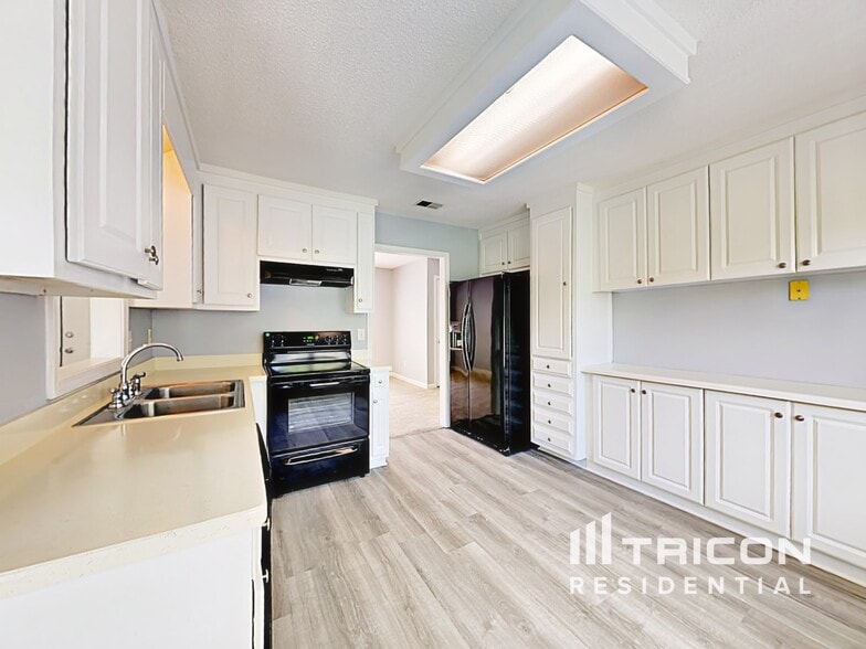 Building Photo - 623 Bowling Ln