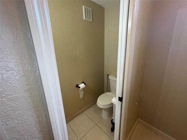 Building Photo - 160 Jacaranda Country Club Dr
