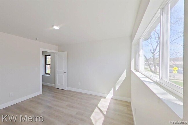 Building Photo - 695 Livernois St