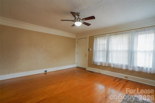 Building Photo - 303 Devine Ave