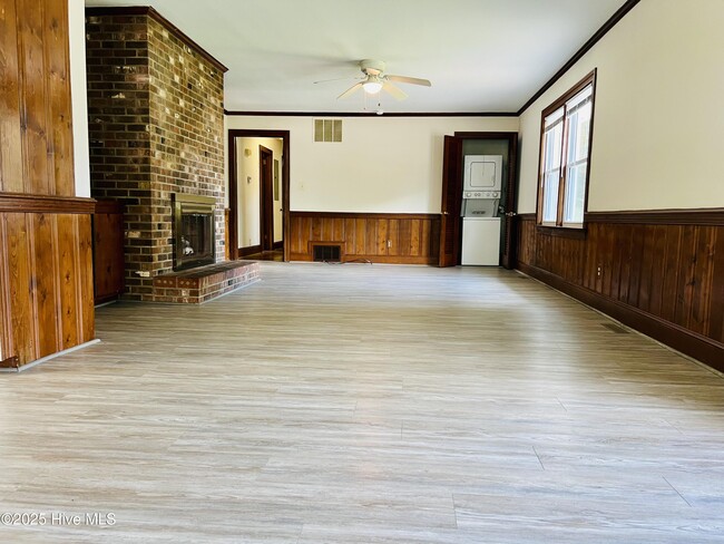 Building Photo - 107 Vernon St