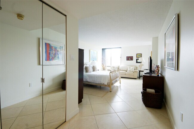 Building Photo - 2480 Presidential Way