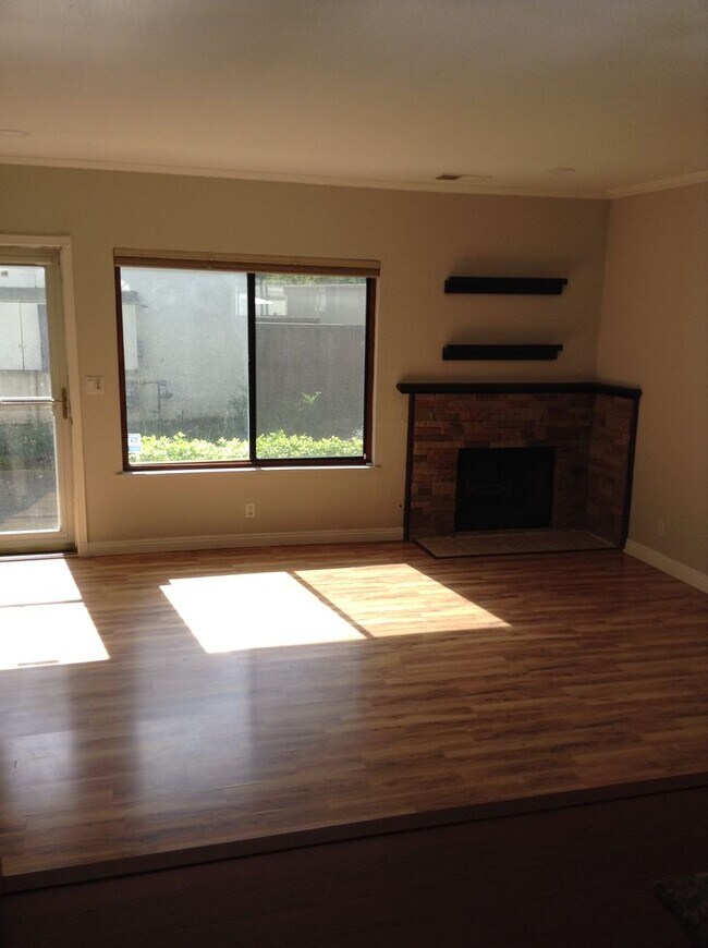 Building Photo - Stunning Townhouse on Mission Boulevard of Fremont