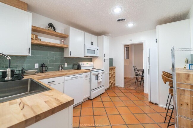 Building Photo - ADORABLE 3 bedroom!