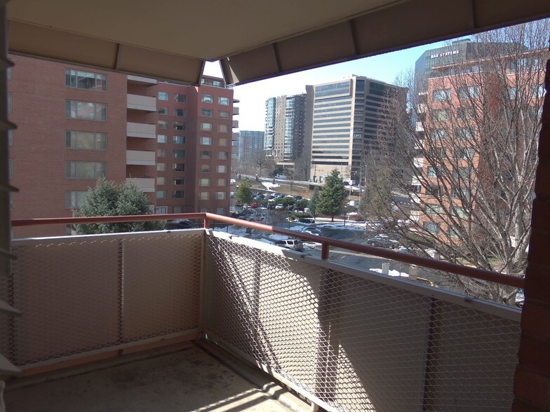 large corner balcony - 1021 Arlington Blvd
