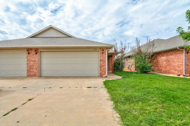 Building Photo - Duplex in Yukon, Available Now!