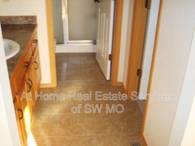 Building Photo - 1133 N Westwood Ave