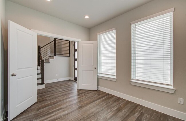 Building Photo - 1741 Cove Cres Ct