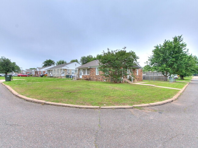 Building Photo - 810 N Marshall Dr