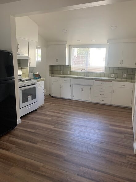 Building Photo - 526 Camino El Estero