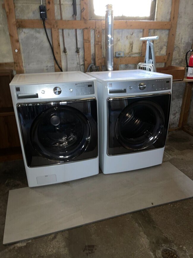 Building Photo - AVAILABLE NOW - Beautiful corner house in Webster Groves across the street from Avery Elementary!