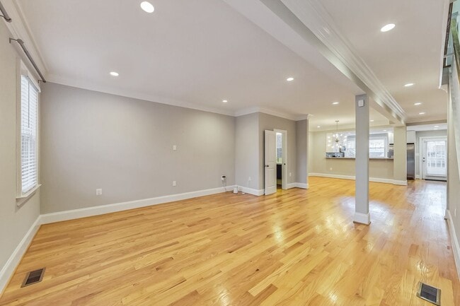 Building Photo - Beautiful TH - 4 bedroom + 3.5 BA - 7 mo -...