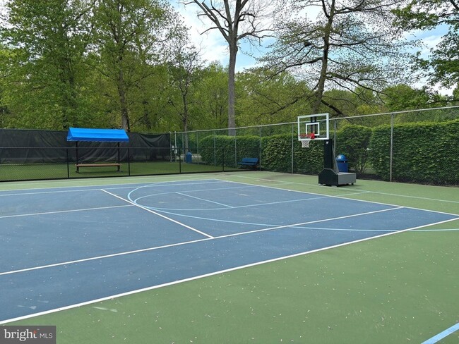 Building Photo - 14 Cheverny Ct