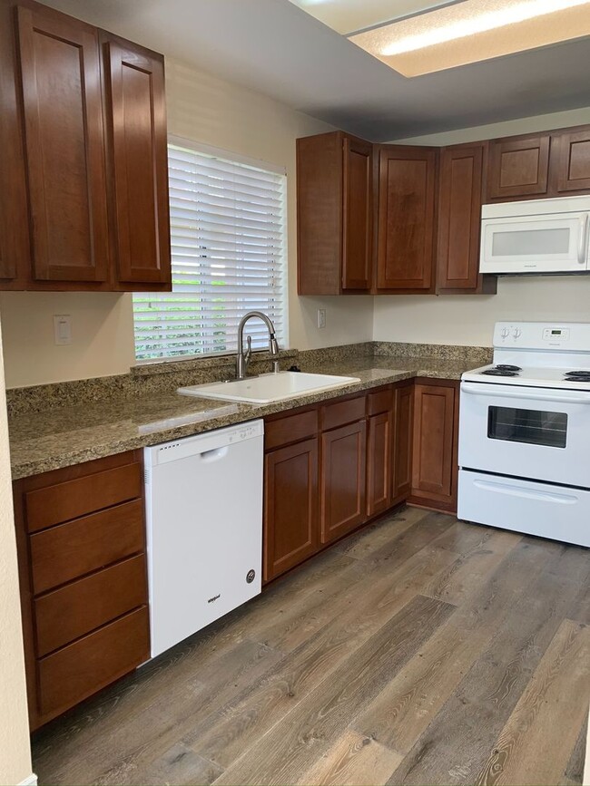 Building Photo - 2 bed / 2 bath unit in RSM available August 6th!!