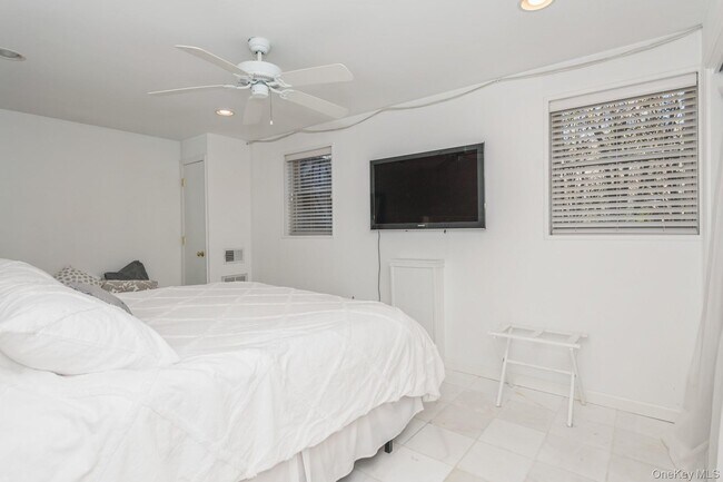 Building Photo - 33 Hoppin Ave