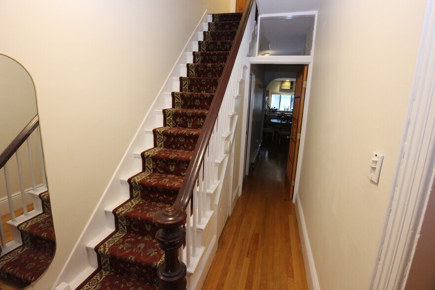 Building Photo - 414 Western Ave