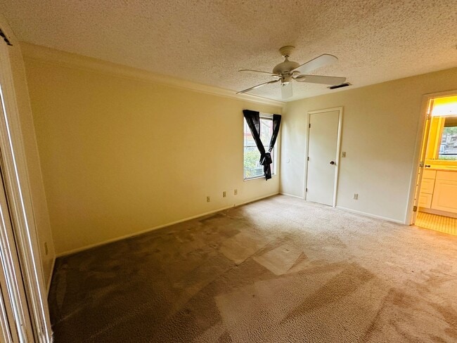 Building Photo - Stunning 1 Bedroom Condo in Pet-Friendly A...