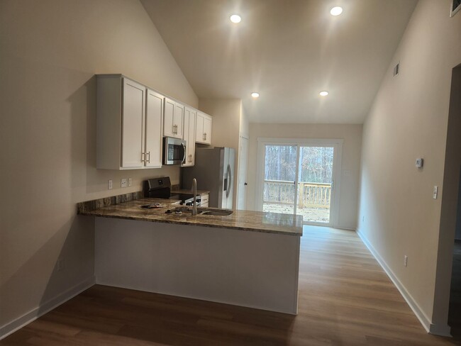 Building Photo - Blackstone 2 Bed 1 Bath New Duplex-Conveni...