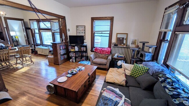 Building Photo - 2 Bedroom Apartment in Prospect Park - Available September 1st!