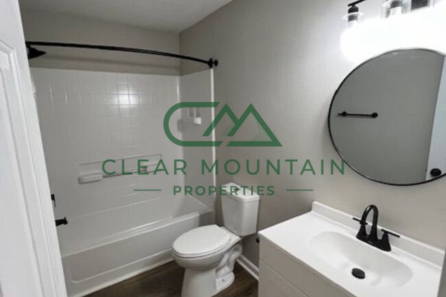 Building Photo - Beautifully Updated 4BR/2BA Home with Modern Finishes!