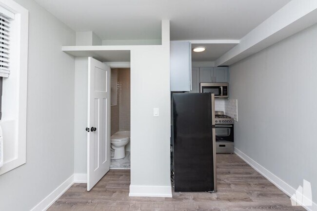 Building Photo - 1 bedroom in Chicago IL 60657
