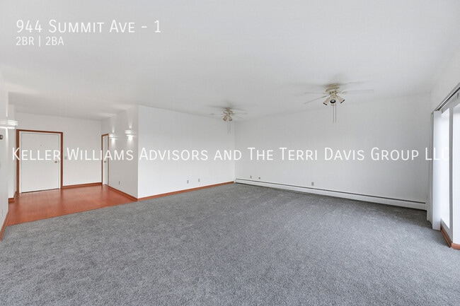 Building Photo - 944 Summit Ave