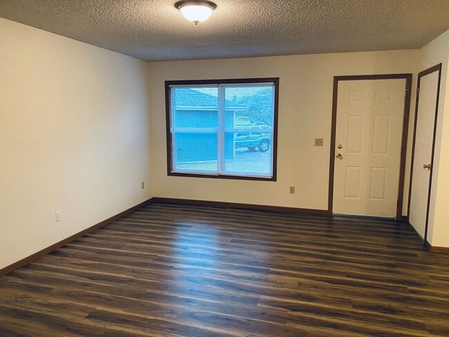 Building Photo - 2 Bed 2 Bath 1 Car Garage Flat Duplex- $30...