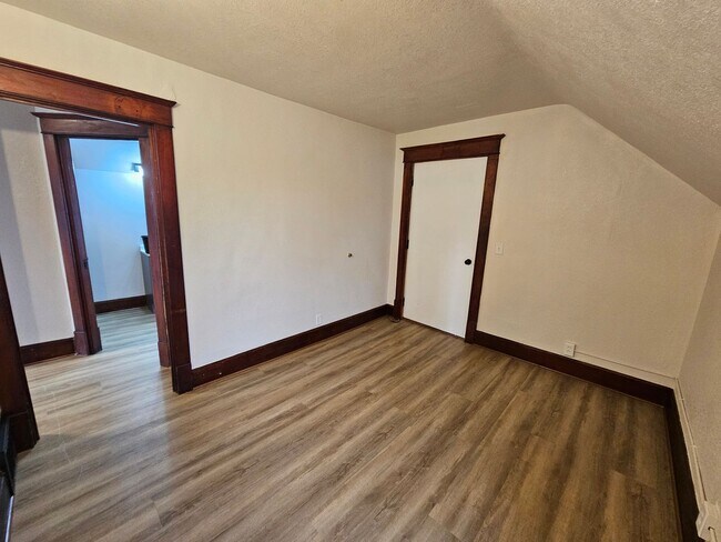 Building Photo - 318 8th St