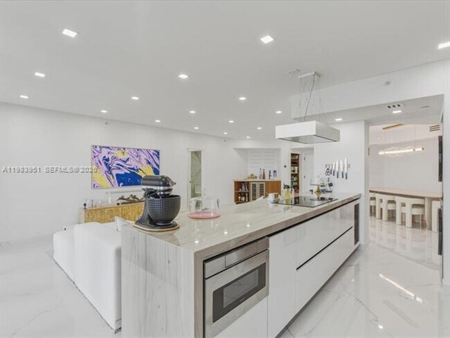 Building Photo - 3000 Island Blvd