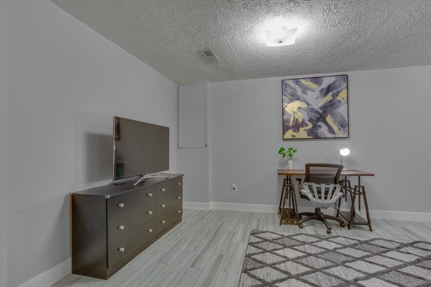 Building Photo - 3030 Ellenwood Dr