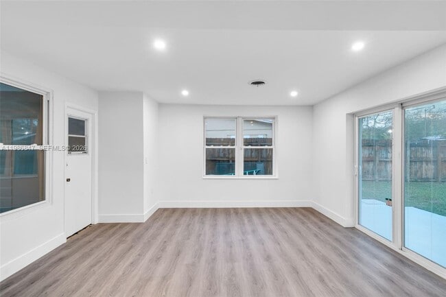 Building Photo - 3180 NE 10th Terrace