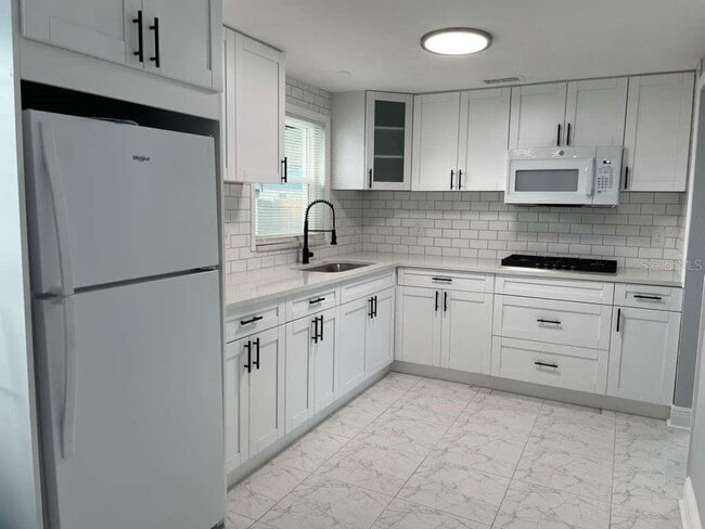 Building Photo - 10106 Royal Acres Ct