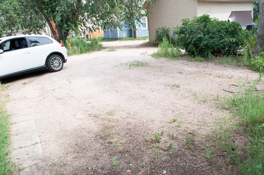 PARKING OFF ALLEY 2 CARS - 915 N Weber St