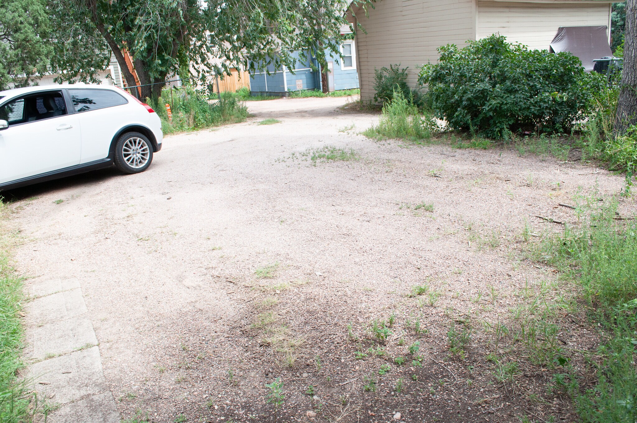 PARKING OFF ALLEY 2 CARS - 915 N Weber St