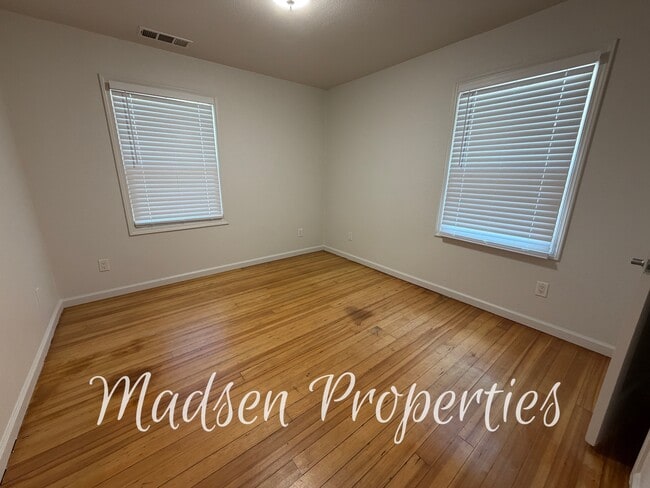 Building Photo - 1618 Sunset Ave