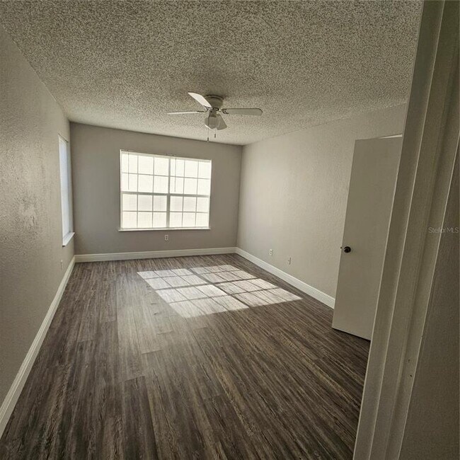 Building Photo - 2550 N Alafaya Trail