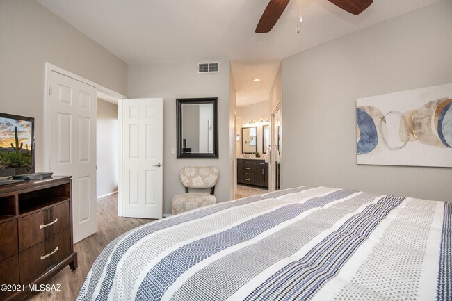 Building Photo - 6655 N Canyon Crest Dr