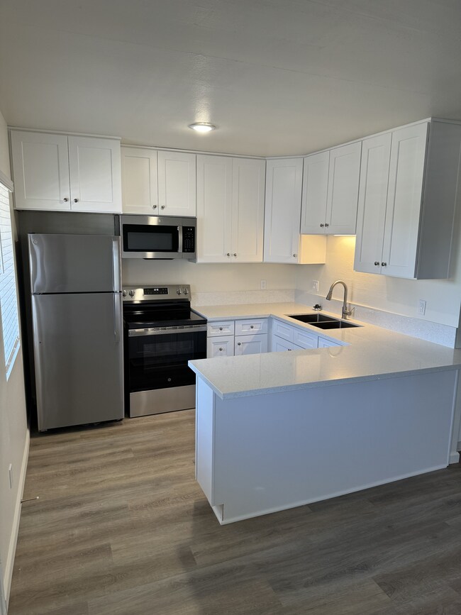 Building Photo - Vista del Sol Apartments